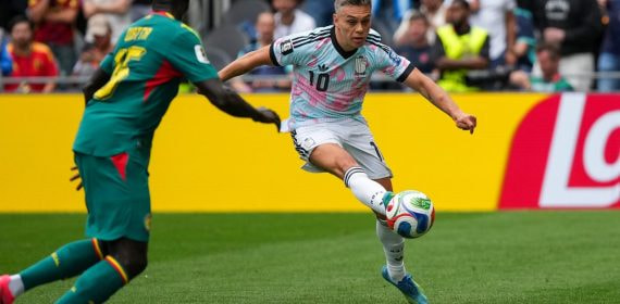 Leandro Trossard juega un balón ante un rival durante el partido Bélgica - Senegal del Mundial 2026.