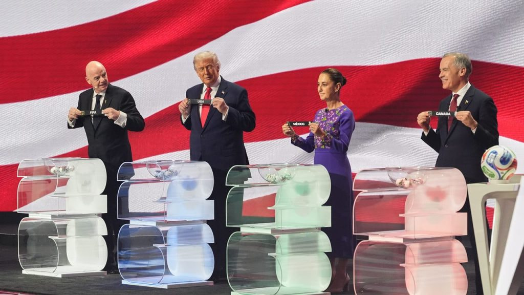 Los presidentes Mark Carney, Donald Trump y Claudia Sheinbaum junto a Gianni Infantino en el sorteo del Mundial 2026.