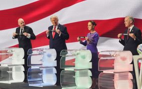 Los presidentes Mark Carney, Donald Trump y Claudia Sheinbaum junto a Gianni Infantino en el sorteo del Mundial 2026.