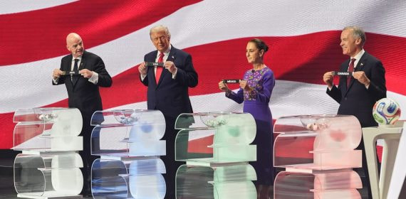 Los presidentes Mark Carney, Donald Trump y Claudia Sheinbaum junto a Gianni Infantino en el sorteo del Mundial 2026.