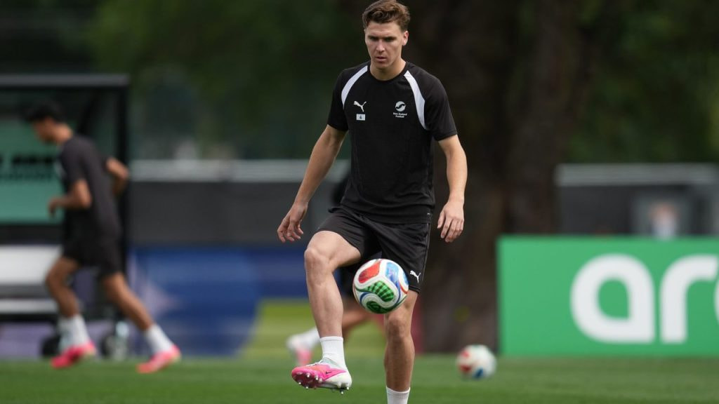 Tyler Bindon juega un balón en un entrenamiento con Nueva Zelanda durante el Mundial 2026.