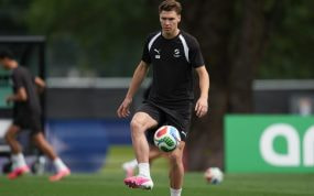 Tyler Bindon juega un balón en un entrenamiento con Nueva Zelanda durante el Mundial 2026.