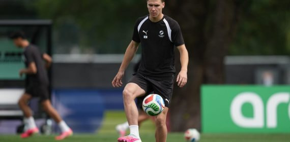 Tyler Bindon juega un balón en un entrenamiento con Nueva Zelanda durante el Mundial 2026.