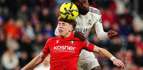 Víctor Muñoz, defensa del CA Osasuna y convocado por España para el Mundial 2026, en un duelo aéreo en LaLiga