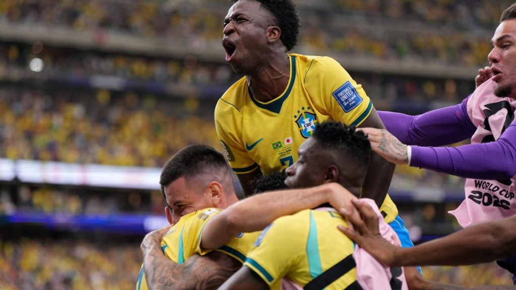 Vinícius Jr. celebra con sus compañeros el gol de la victoria de Brasil ante Japón en el Mundial 2026.