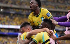 Vinícius Jr. celebra con sus compañeros el gol de la victoria de Brasil ante Japón en el Mundial 2026.