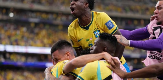 Vinícius Jr. celebra con sus compañeros el gol de la victoria de Brasil ante Japón en el Mundial 2026.