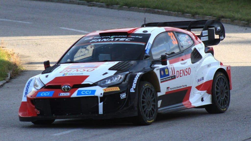 El Toyota Yaris Rally1 número 33 de Evans y Martin traza una curva sobre asfalto durante una especial del Mundial