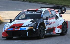 El Toyota Yaris Rally1 número 33 de Evans y Martin traza una curva sobre asfalto durante una especial del Mundial
