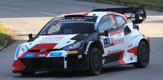 El Toyota Yaris Rally1 número 33 de Evans y Martin traza una curva sobre asfalto durante una especial del Mundial