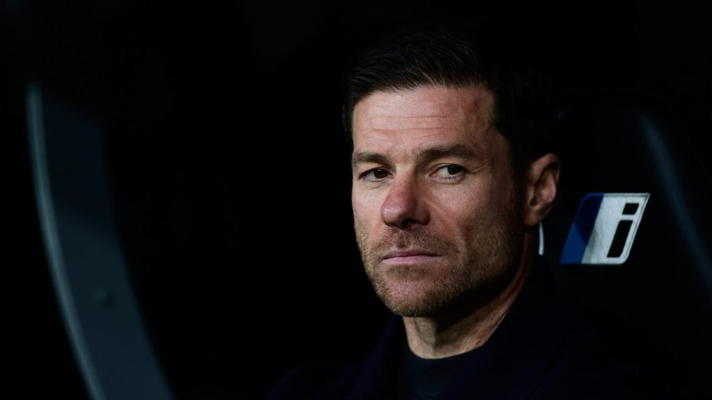 Xabi Alonso, en su etapa como entrenador del Real Madrid, sentado en el banquillo del Santiago Bernabéu.