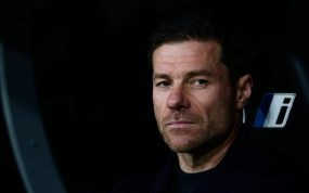 Xabi Alonso, en su etapa como entrenador del Real Madrid, sentado en el banquillo del Santiago Bernabéu.