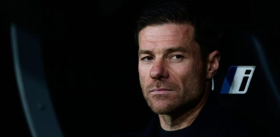 Xabi Alonso, en su etapa como entrenador del Real Madrid, sentado en el banquillo del Santiago Bernabéu.