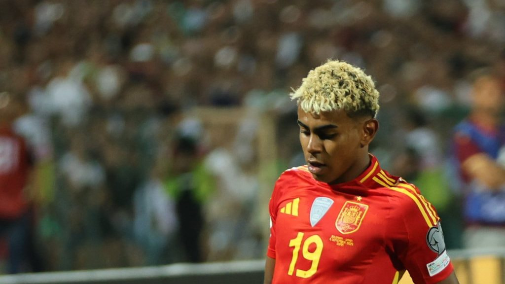 Lamine Yamal conduce el balón con la camiseta número 19 de la selección española