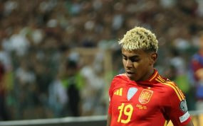Lamine Yamal conduce el balón con la camiseta número 19 de la selección española