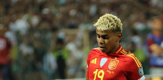 Lamine Yamal conduce el balón con la camiseta número 19 de la selección española