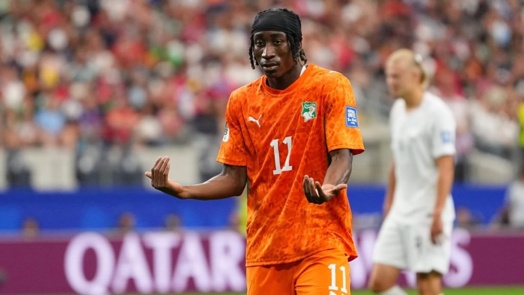 Yan Diomande protesta una acción durante el partido entre Costa de Marfil y Noruega del Mundial 2026.