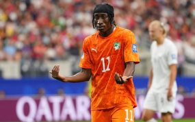 Yan Diomande protesta una acción durante el partido entre Costa de Marfil y Noruega del Mundial 2026.