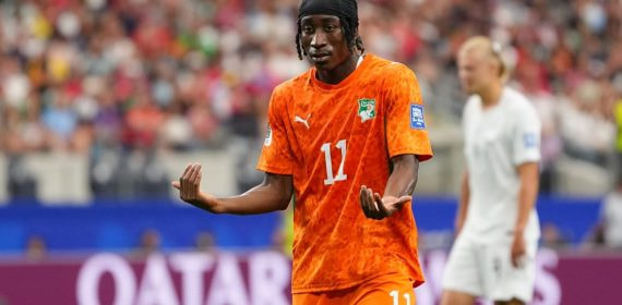 Yan Diomande protesta una acción durante el partido entre Costa de Marfil y Noruega del Mundial 2026.