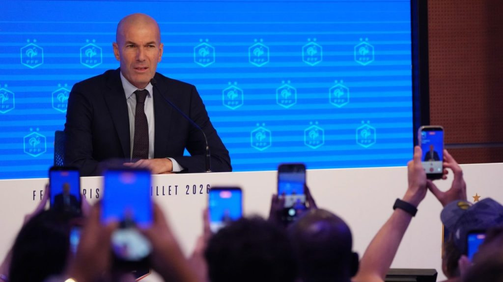 Zinédine Zidane durante la rueda de prensa de su presentación como nuevo seleccionador de Francia.