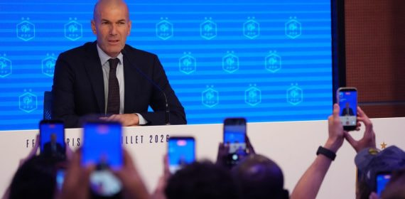 Zinédine Zidane durante la rueda de prensa de su presentación como nuevo seleccionador de Francia.