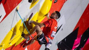 La escalada cambia las reglas y a Alberto Ginés le viene de cara