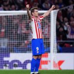 Alexander Sorloth celebra con los puños en alto tras el Atlético-Barcelona de cuartos de la Champions 2026.
