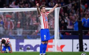Alexander Sorloth celebra con los puños en alto tras el Atlético-Barcelona de cuartos de la Champions 2026.