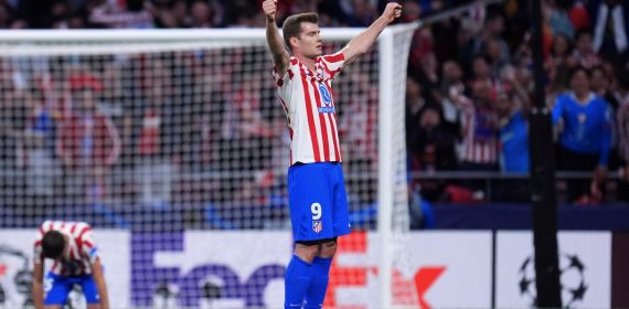 Alexander Sorloth celebra con los puños en alto tras el Atlético-Barcelona de cuartos de la Champions 2026.