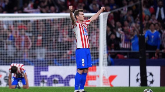 Alexander Sorloth celebra con los puños en alto tras el Atlético-Barcelona de cuartos de la Champions 2026.