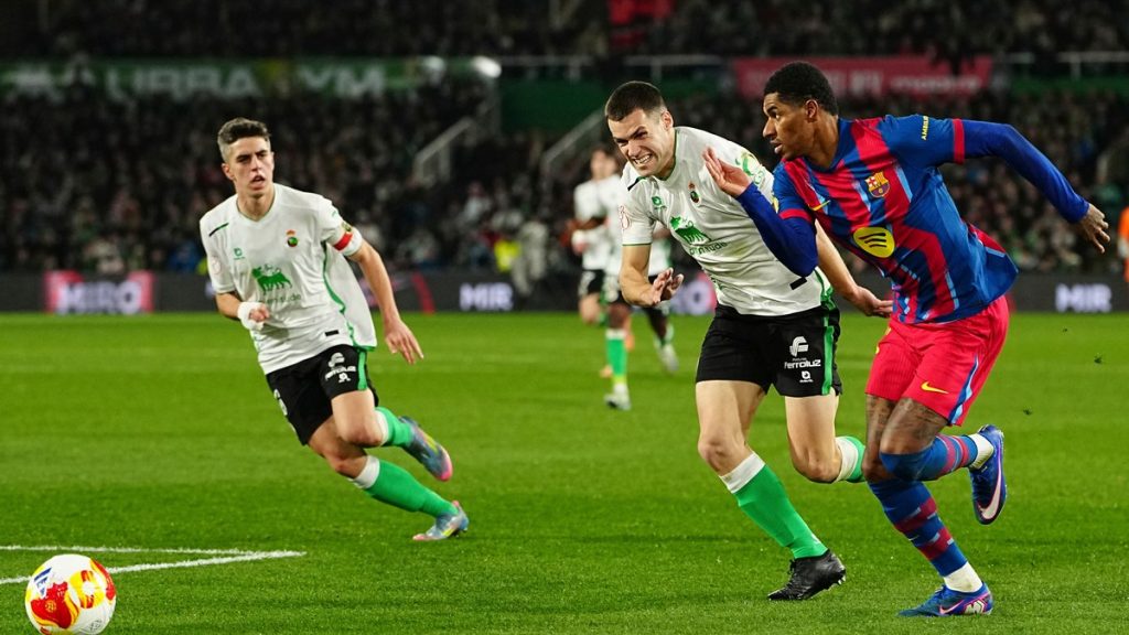 Álvaro Mantilla pugna con Marcus Rashford en el Racing de Santander-Barcelona de Copa en El Sardinero