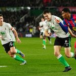 Álvaro Mantilla pugna con Marcus Rashford en el Racing de Santander-Barcelona de Copa en El Sardinero