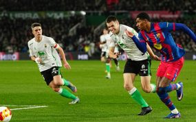 Álvaro Mantilla pugna con Marcus Rashford en el Racing de Santander-Barcelona de Copa en El Sardinero