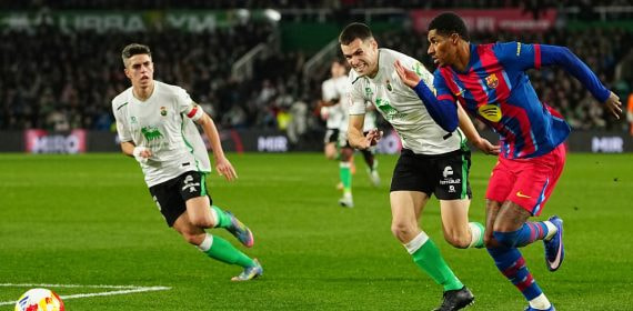 Álvaro Mantilla pugna con Marcus Rashford en el Racing de Santander-Barcelona de Copa en El Sardinero