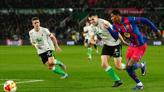 Álvaro Mantilla pugna con Marcus Rashford en el Racing de Santander-Barcelona de Copa en El Sardinero