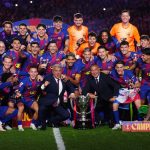 Joan Laporta y los jugadores del Barcelona posan con el trofeo de LaLiga tras ganar 2-0 al Real Madrid