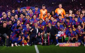 Joan Laporta y los jugadores del Barcelona posan con el trofeo de LaLiga tras ganar 2-0 al Real Madrid