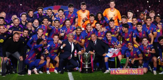 Joan Laporta y los jugadores del Barcelona posan con el trofeo de LaLiga tras ganar 2-0 al Real Madrid