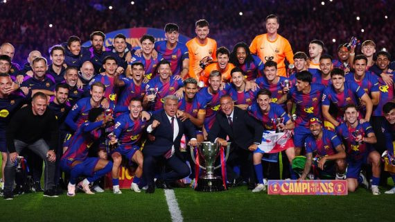 Joan Laporta y los jugadores del Barcelona posan con el trofeo de LaLiga tras ganar 2-0 al Real Madrid