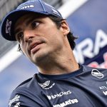 Carlos Sainz mira hacia un lado con la gorra y el polo de Williams en el paddock del Hungaroring.