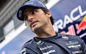 Carlos Sainz mira hacia un lado con la gorra y el polo de Williams en el paddock del Hungaroring.