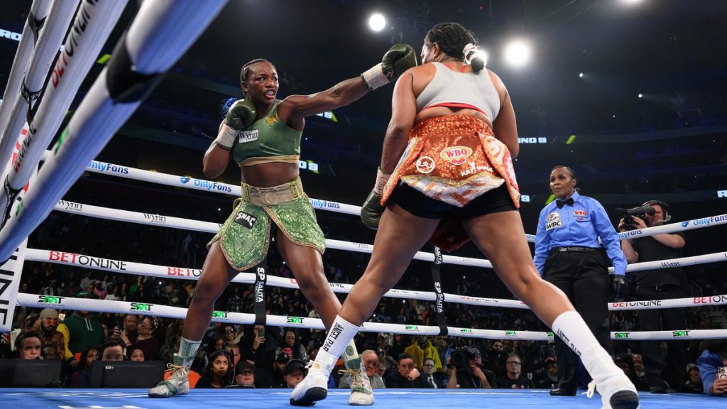 Claressa Shields lanza un directo a Franchon Crews-Dezurn en su combate del peso pesado en Detroit