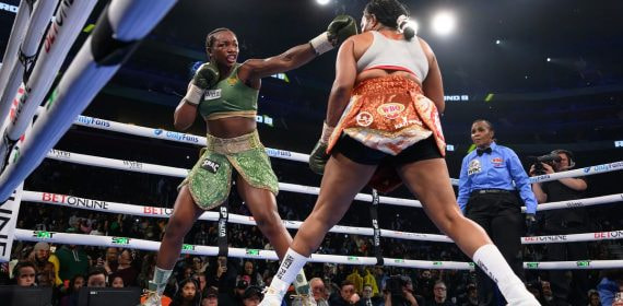 Claressa Shields lanza un directo a Franchon Crews-Dezurn en su combate del peso pesado en Detroit