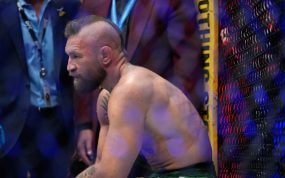 Conor McGregor reacciona sentado en el octógono tras perder ante Max Holloway en el UFC 329 de Las Vegas