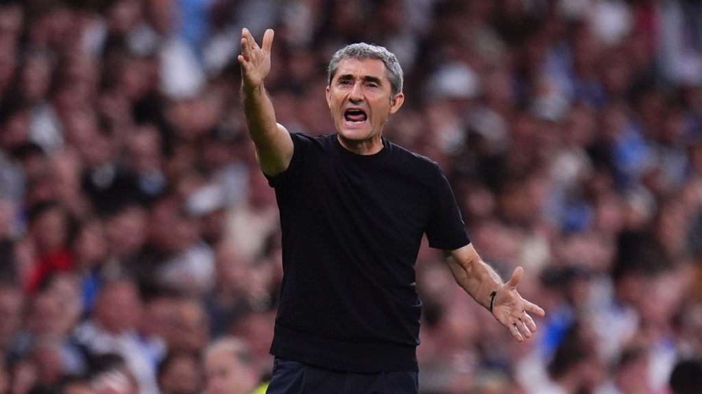 Ernesto Valverde gesticula desde la banda del Athletic Club durante un partido de LaLiga en Madrid