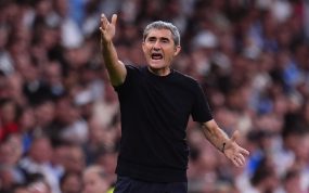 Ernesto Valverde gesticula desde la banda del Athletic Club durante un partido de LaLiga en Madrid