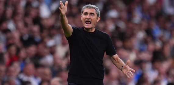 Ernesto Valverde gesticula desde la banda del Athletic Club durante un partido de LaLiga en Madrid