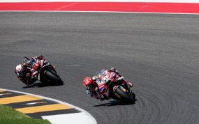 Francesco Bagnaia rueda con la Ducati seguido por Marco Bezzecchi y su Aprilia en el circuito de Mugello