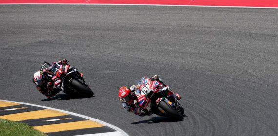Francesco Bagnaia rueda con la Ducati seguido por Marco Bezzecchi y su Aprilia en el circuito de Mugello