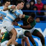 Gerónimo Prisciantelli avanza con el balón mientras lo placa el sudafricano Canan Moodie en Buenos Aires